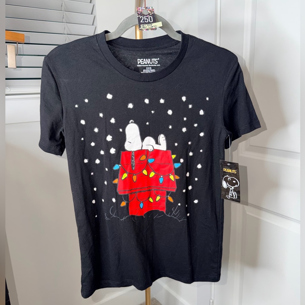 250. Peanuts Snoopy Holiday Graphics Tee